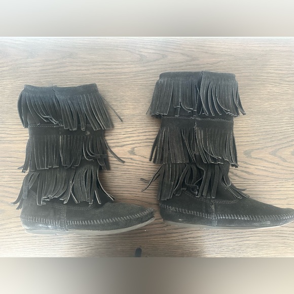 Minnetonka Black 3 Layer Fringe Boots, Size 8 - Picture 3 of 5